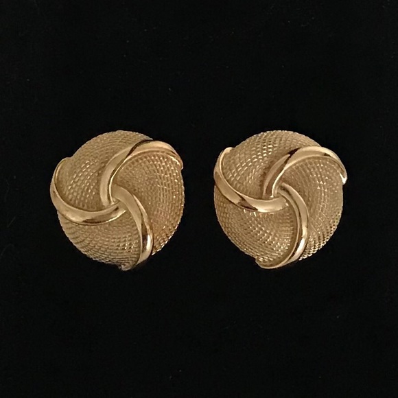 RARE VTG 1960s Crown Trifari Gold Tone Statement Earrings Basketweave Design - Picture 9 of 15